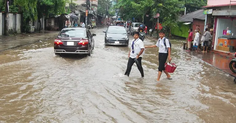 ভারী বর্ষণে বরিশাল নগরীতে জলাবদ্ধতা